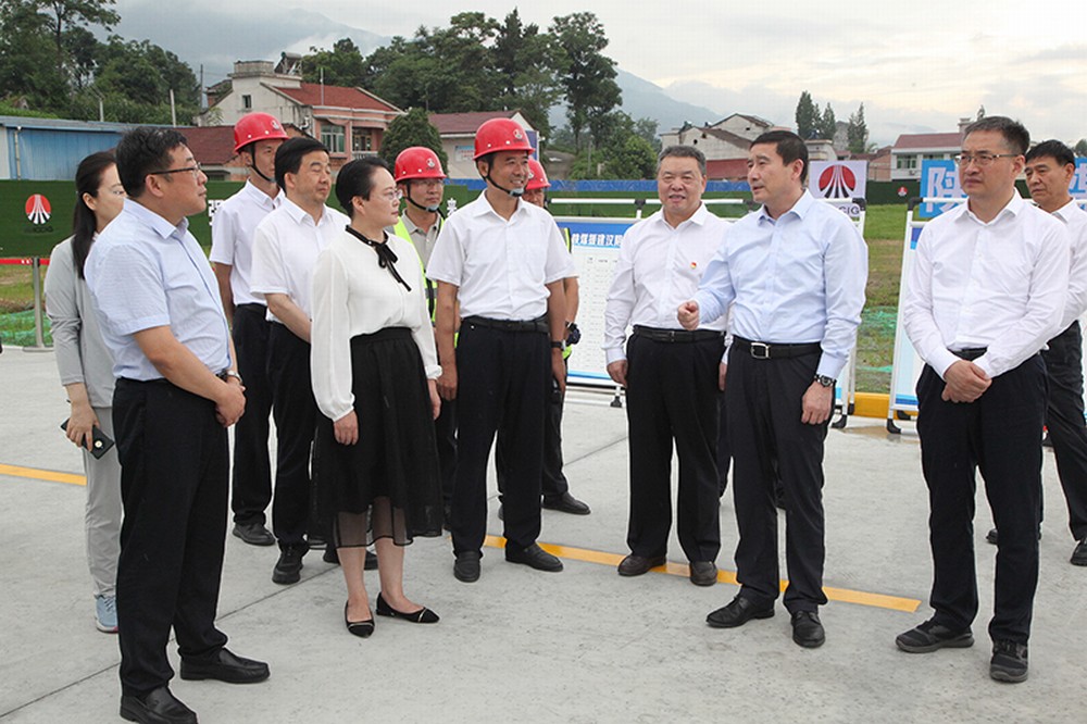 陜煤集團黨委書記、董事長張文琪視察建設(shè)集團承建的漢陰縣實驗中學(xué)項目