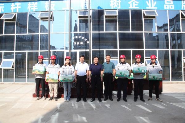 王明智深入重點(diǎn)項目開展“送清涼”慰問活動