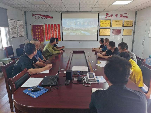 反詐宣傳進(jìn)工地 戴牢防騙“安全帽”