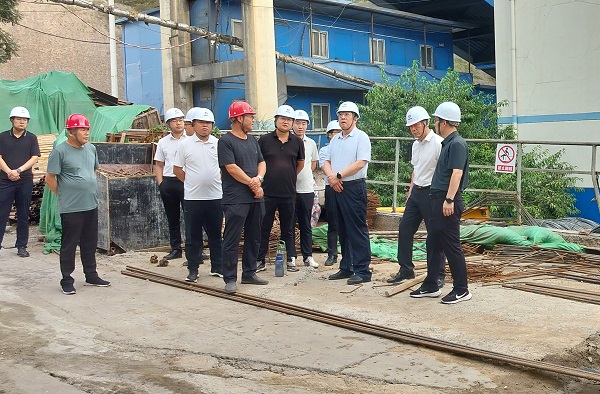 彬長集團(tuán)黨委書記、董事長白永明一行深入陜煤建設(shè)渭南分公司第三項(xiàng)目部檢查指導(dǎo)