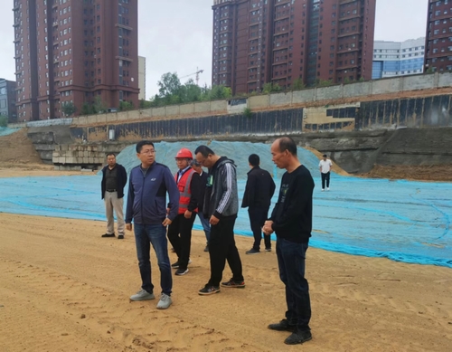 榆林市城市投資房地產(chǎn)開(kāi)發(fā)有限公司執(zhí)行董事、總經(jīng)理徐鯤一行蒞臨榆溪圣境項(xiàng)目檢查指導(dǎo)工作