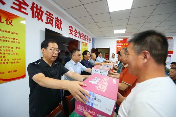 黃陵建莊礦業(yè)有限公司董事長(zhǎng)雷貫亮蒞臨陜煤建設(shè)礦建二公司建莊項(xiàng)目部檢查慰問(wèn)