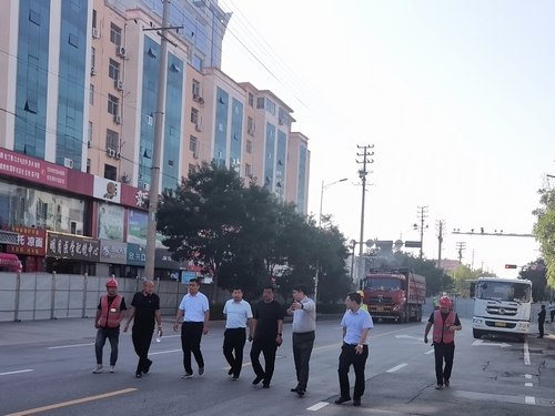 榆林市住建局黨組書(shū)記、局長(zhǎng)紀(jì)磊一行蒞臨上郡北路道路綜合整治提升工程檢查指導(dǎo)工作