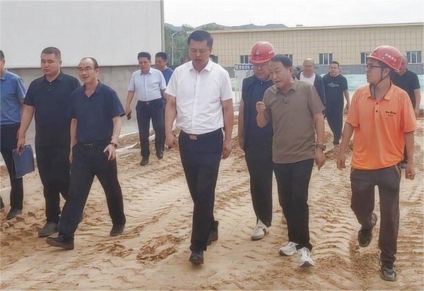 綏德縣縣委副書(shū)記、縣長(zhǎng)王誠(chéng)一行蒞臨陜煤建設(shè)路橋分公司綏德縣第二凈水廠工程調(diào)研