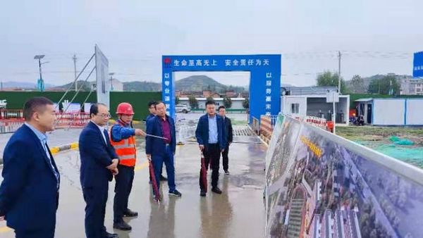 陜煤集團紀檢監(jiān)察三室主任楊勝利、鄉(xiāng)村振興辦副主任楊偉一行到陜煤建設(shè)天工公司承建的漢陰實驗中學項目檢查指導工作