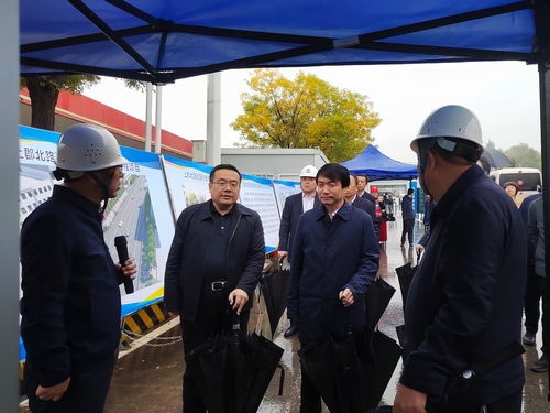 榆林市委副書記、市長張勝利一行蒞臨陜煤建設(shè)承建的上郡北路道路綜合整治提升項目觀摩指導工作