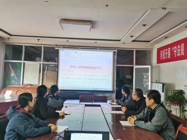  陜煤建設(shè)韓城分公司土建五項(xiàng)目部開展“黨員、團(tuán)員身邊無隱患”系列活動(dòng)為安全生產(chǎn)保駕護(hù)航