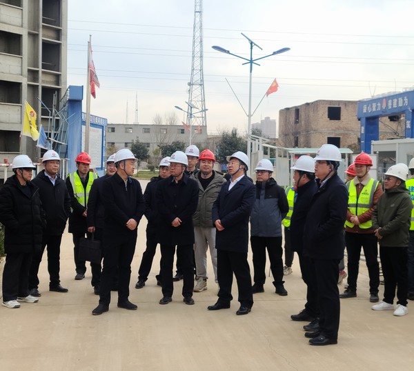 銅川礦業(yè)有限公司黨委書記、董事長路根奎一行蒞臨陜煤建設(shè)銅煤公司承建的銅煤三號居住區(qū)檢查指導(dǎo)工作