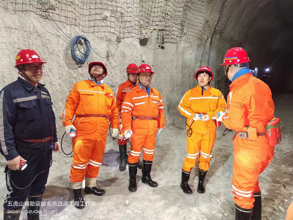 烏海市市長(zhǎng)崔景英一行蒞臨五虎山緩坡斜井工程調(diào)研指導(dǎo)