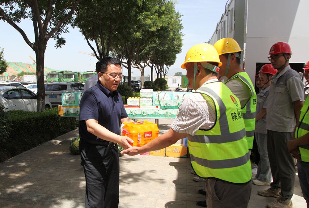 陜煤建設(shè)領(lǐng)導(dǎo)深入一線開(kāi)展“送清涼”慰問(wèn)活動(dòng)