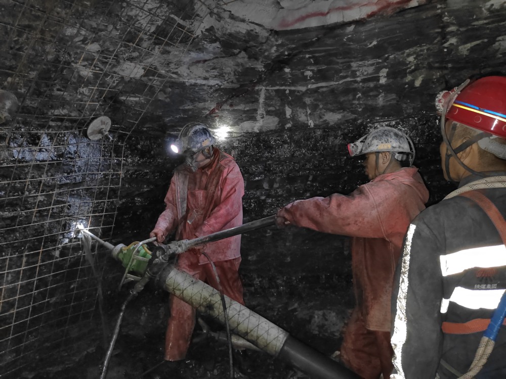 陜煤建設(shè)礦建三公司承建的貫屯煤礦西翼進、回風立井圓滿完成揭煤工作