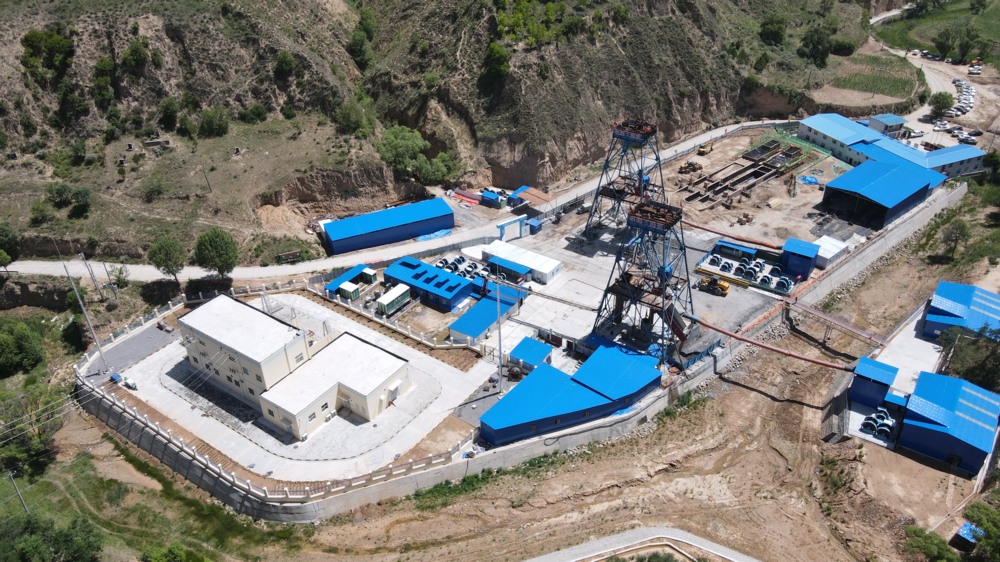 陜煤建設(shè)礦建三公司承建的華龍煤業(yè)貫屯煤礦西翼進、回風立井煤門順利完工