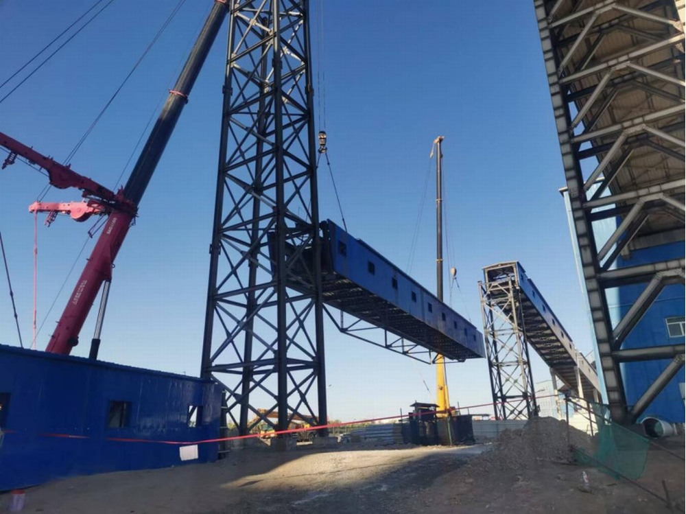 陜煤建設(shè)韓城分公司土建九項目部承建的新疆大南湖二礦煤炭選煤加工項目鋼結(jié)構(gòu)吊裝順利完成