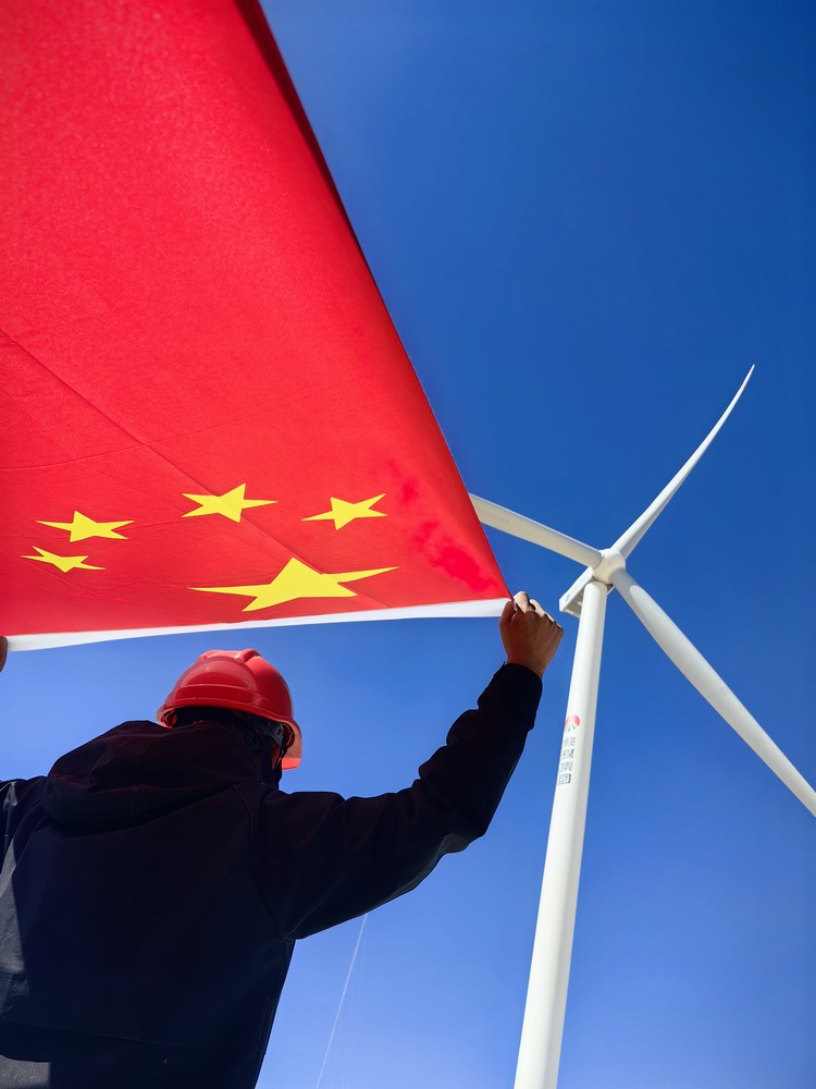 陜煤建設(shè)者與國旗合影，共筑強(qiáng)國夢