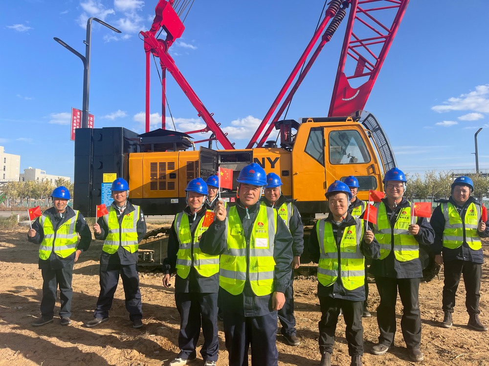 國慶時，建筑工地的夢想之筑