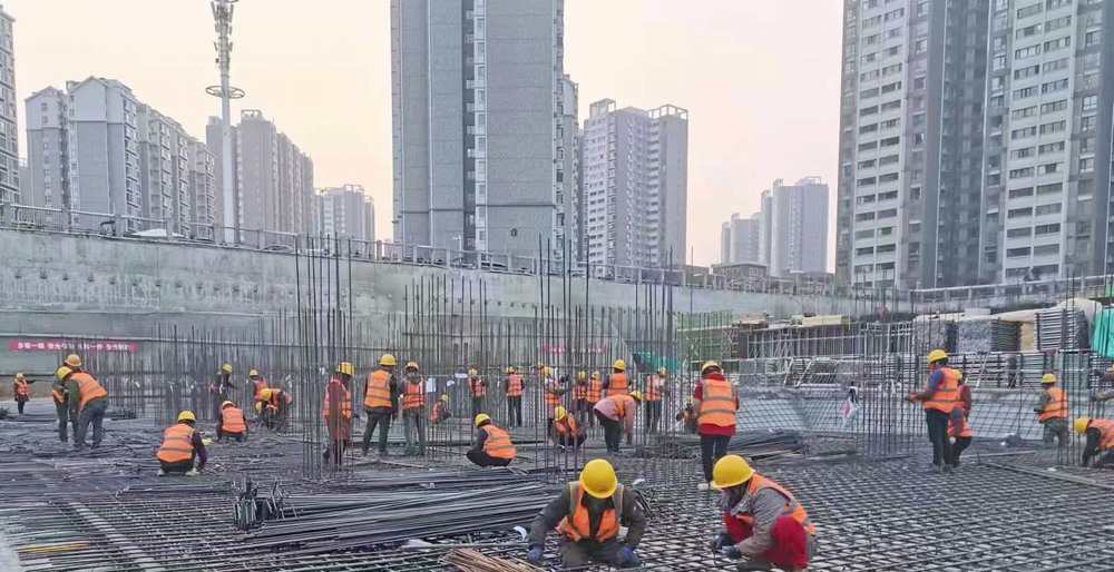 陜煤建設(shè)新龍城直屬項(xiàng)目部：國慶假日不打烊，熱火朝天忙生產(chǎn)
