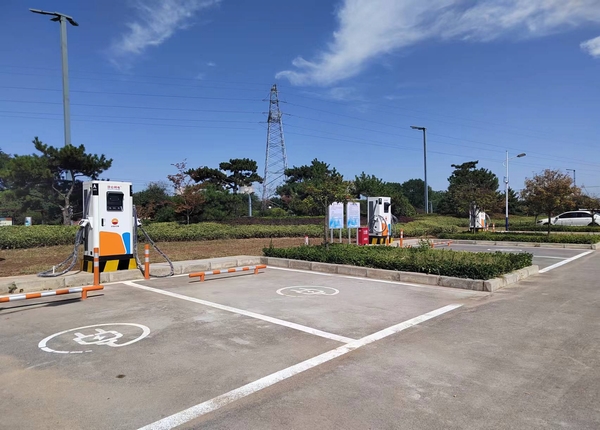 陜煤建設川耀公司：崔仙服務區(qū)充電樁安裝，為綠色出行“加油”