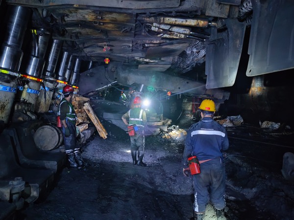 陜煤建設(shè)煤礦運營服務分公司：高效完成巴拉素煤礦2101綜采工作面設(shè)備回撤及安裝工程