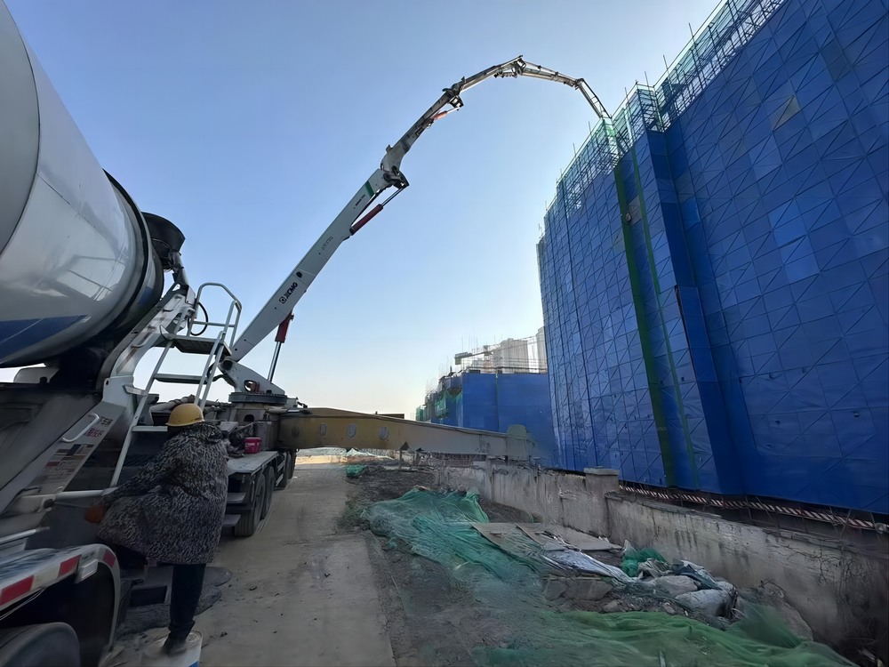 陜煤建設(shè)天工公司承建的大秦·山水逸境項(xiàng)目1#、2#樓工程主體結(jié)構(gòu)順利封頂