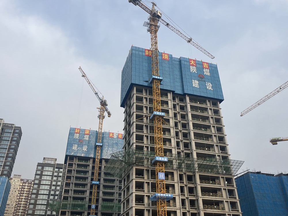 陜煤建設(shè)新龍城直屬項(xiàng)目部承建的銅川新龍城一期項(xiàng)目三標(biāo)段8#、11#樓順利封頂