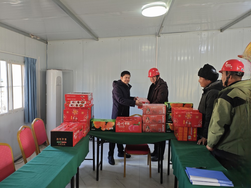 陜西彬長文家坡礦業(yè)有限公司副總經(jīng)理、總工程師王飛深入天工公司基層項(xiàng)目部慰問