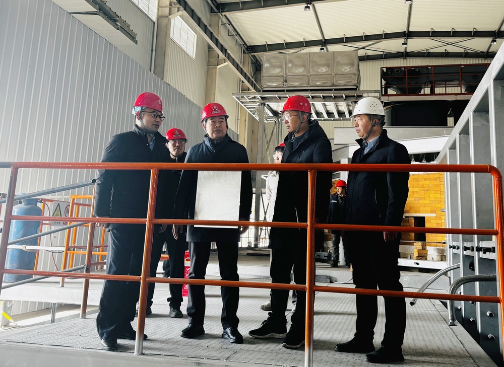 陜西建材科技集團(tuán)黨委書記、董事長、總經(jīng)理周紅深入天工公司基層項(xiàng)目部進(jìn)行慰問