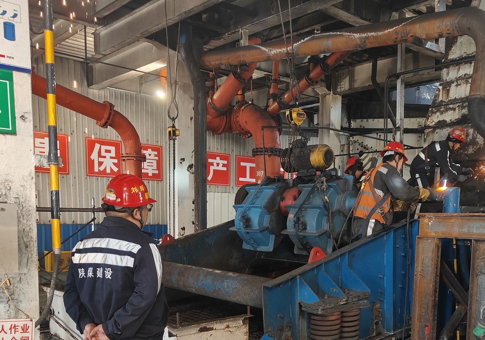 陜煤建設洗選煤運營公司第二項目部：新年破曉，檸條塔煤礦主洗車間預濕篩與矸石脫介篩 “迭代升級” 之戰(zhàn)打響
