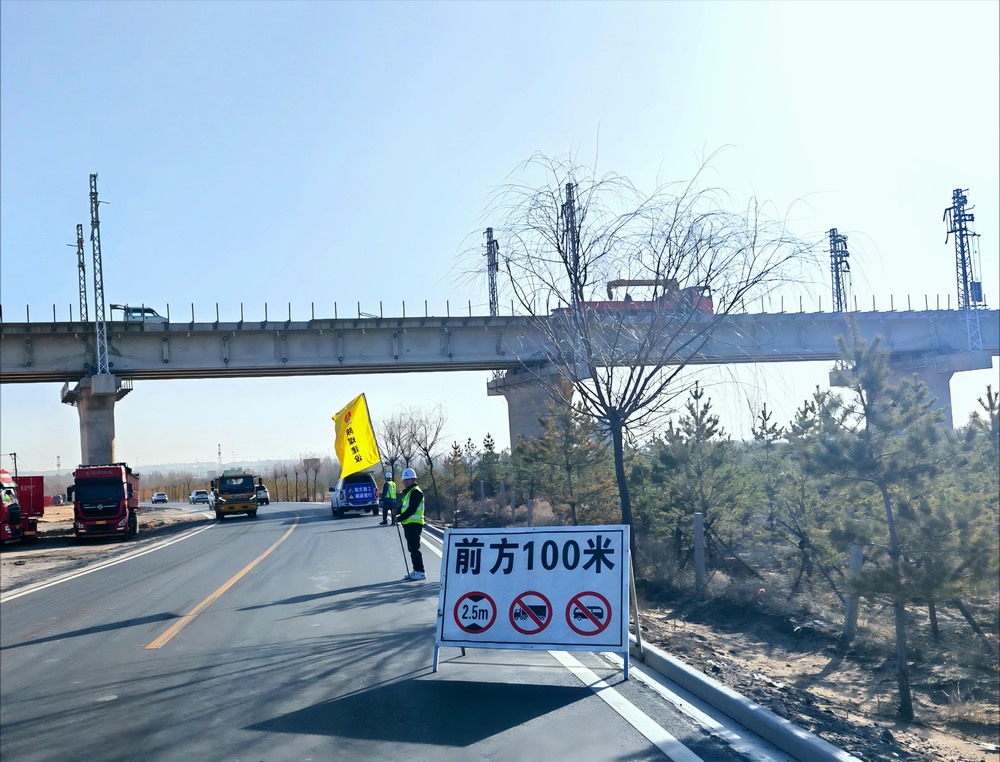陜煤建設(shè)路橋分公司靖神鐵路項目部“站崗護航”完成鐵路橋面系跨公路高風(fēng)險作業(yè)