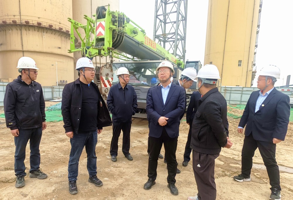 陜西陜煤榆北煤業(yè)有限公司黨委委員、副總經(jīng)理黃永安一行深入天工公司基層項(xiàng)目檢查指導(dǎo)