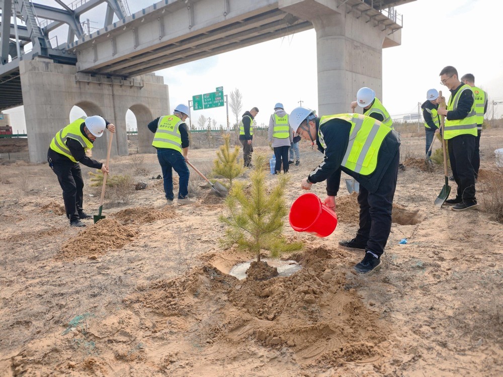 陜煤建設(shè)路橋分公司：夏意漸濃四月天，“青”風(fēng)助力促發(fā)展