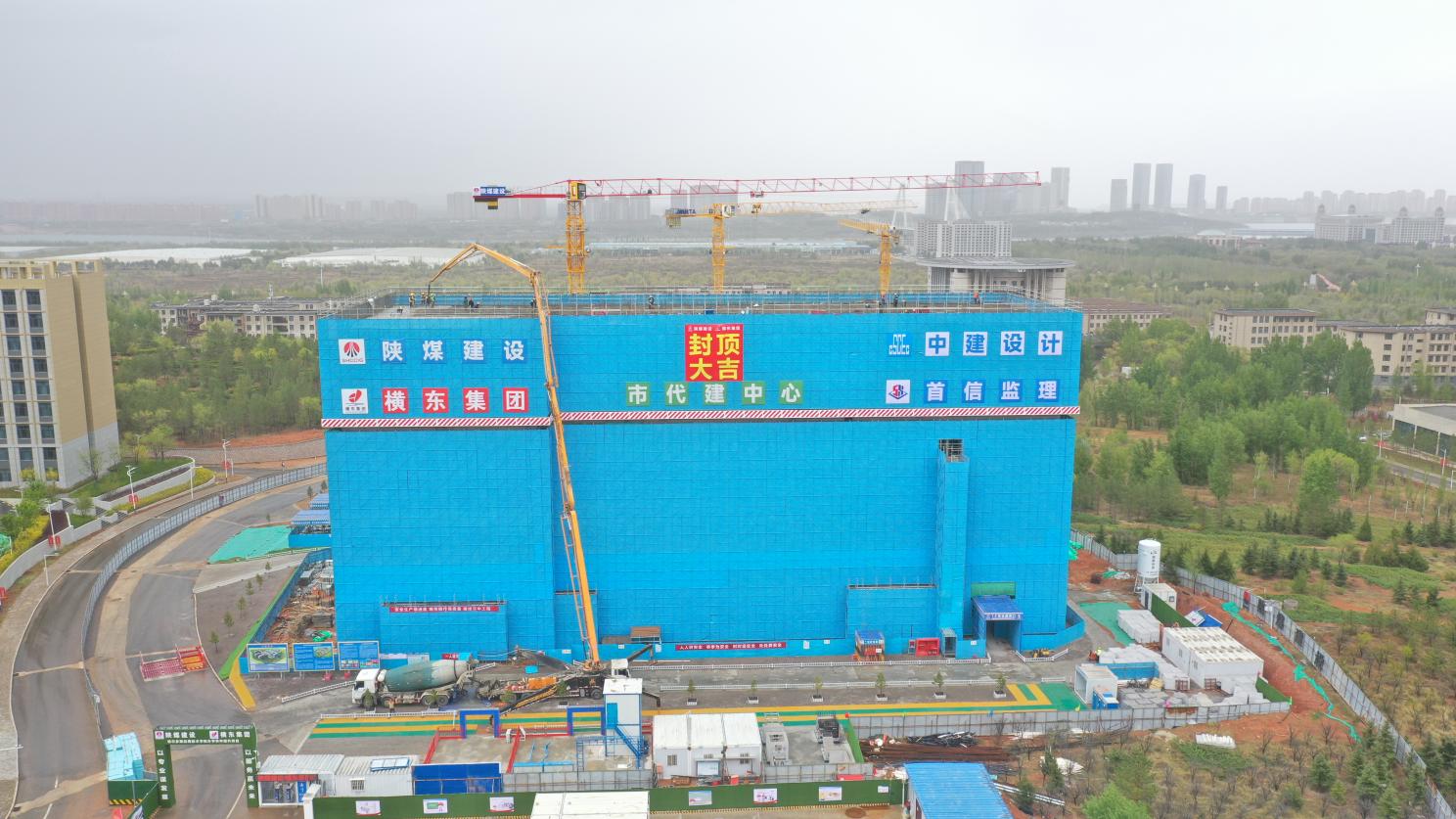 陜煤建設內(nèi)蒙古分公司：鄂爾多斯應用技術學院實驗樓主體結(jié)構(gòu)封頂，項目建設進入新階段