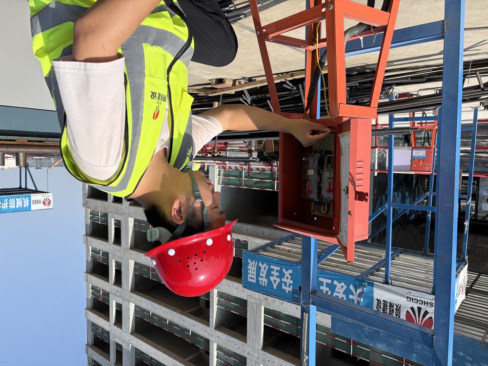 陜煤建設(shè)天工公司的 520 硬核告白：安全帽作玫瑰，卷尺圖紙寫情詩