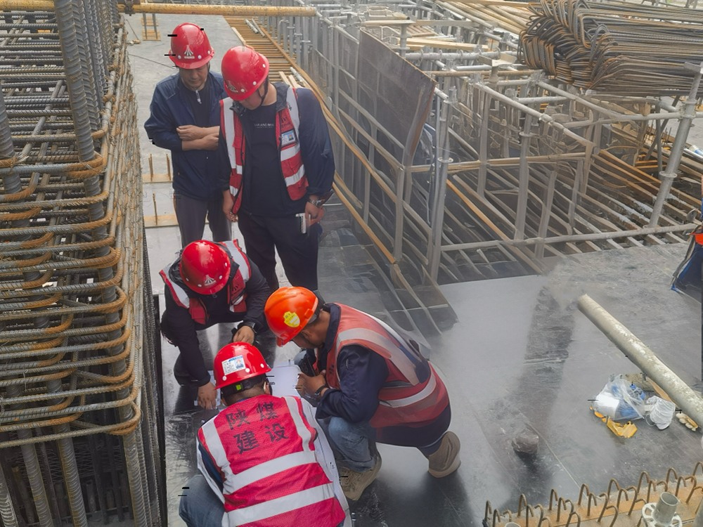 陜煤建設(shè)與浙江二建跨項(xiàng)目聯(lián)動(dòng) ，聚焦汽機(jī)預(yù)埋螺栓施工技術(shù)攻堅(jiān)