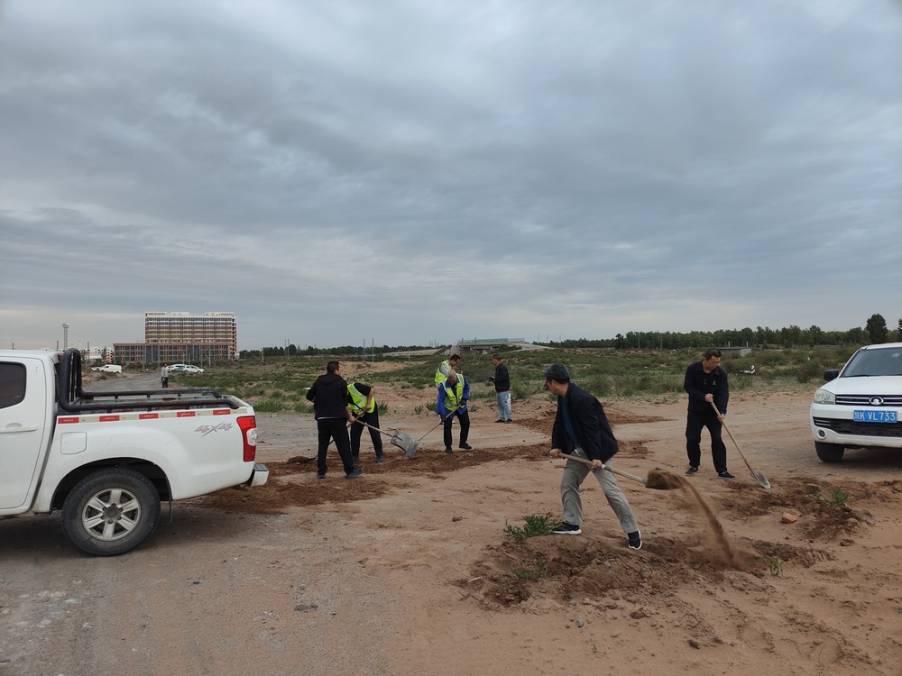 團(tuán)團(tuán)領(lǐng)航 青春筑路！陜煤青年突擊隊(duì)義務(wù)鋪就暖心路