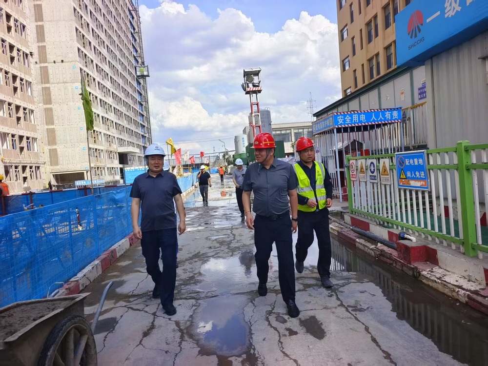 陜西省建設(shè)工程質(zhì)量安全監(jiān)督總站站長(zhǎng)鄭海平一行蒞臨檸條塔煤礦新建3#、4#員工公寓樓項(xiàng)目檢查指導(dǎo)工作