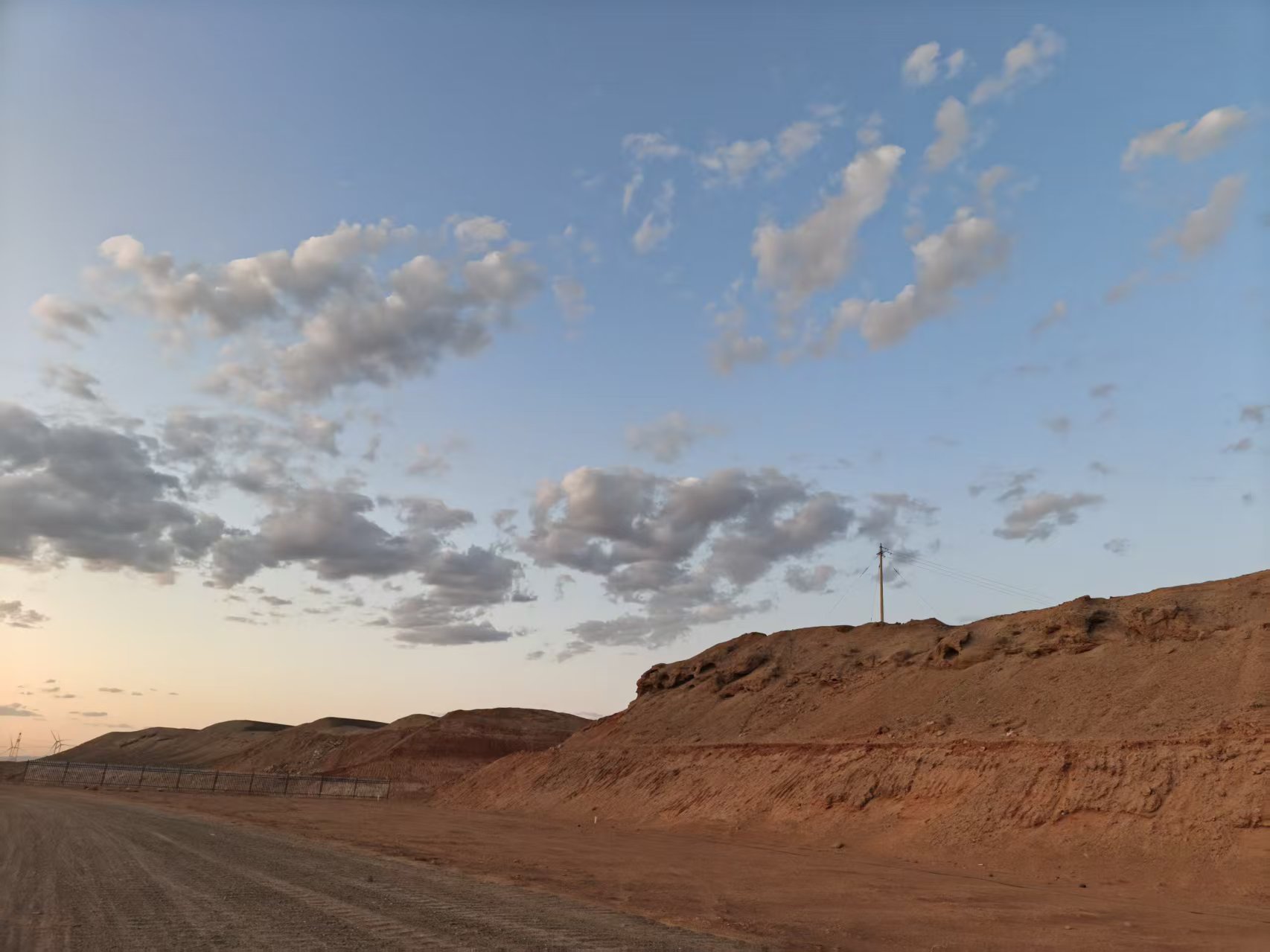 陜煤建設(shè)西北分公司土建第一項(xiàng)目部：職工娛樂(lè)室正式開(kāi)放 戈壁灘上建起“歡樂(lè)港灣”