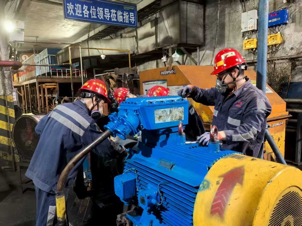 陜煤建設洗選煤運營公司檸條塔運營項目部：汗水浸透工裝色，高溫檢修護生產(chǎn)