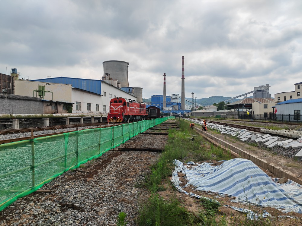 陜煤建設(shè)路橋分公司黃陵項(xiàng)目部迎雨季、戰(zhàn)酷暑、攻堅(jiān)沖刺保工期