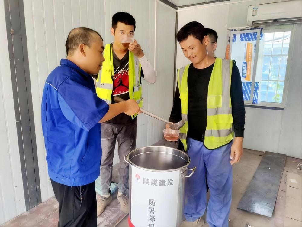 陜煤建設(shè)路橋分公司荊州項目部戰(zhàn)高溫、守安全、保進度