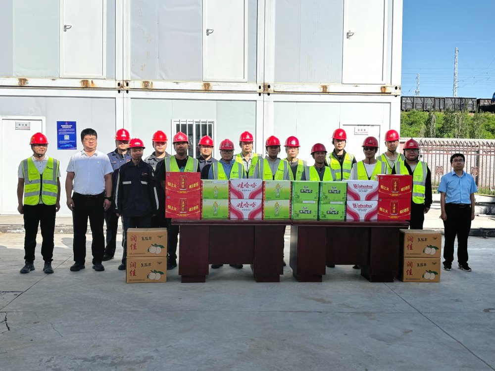 陜西小保當(dāng)?shù)V業(yè)有限公司總經(jīng)理薛曉強(qiáng)一行深入陜煤建設(shè)第二直屬項(xiàng)目部開展“送清涼”慰問活動(dòng)