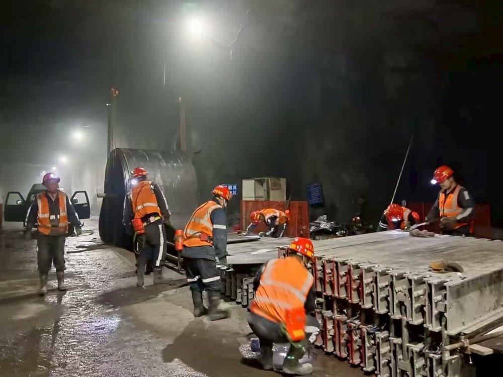 陜煤建設(shè)機電安裝公司：紅柳林礦業(yè)主運二部膠帶接頭硫化圓滿完成