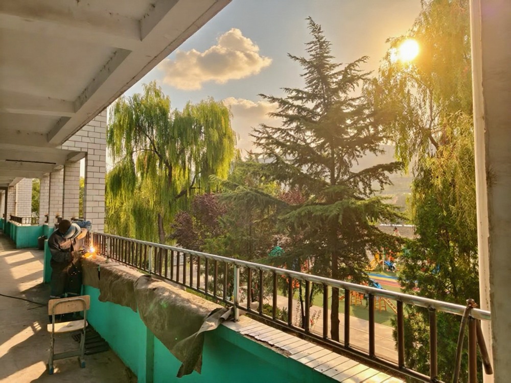 助力地方教育，護(hù)航學(xué)子平安——陜煤建設(shè)礦建二公司安裝項(xiàng)目部為卓立小學(xué)教學(xué)樓安裝防護(hù)欄桿