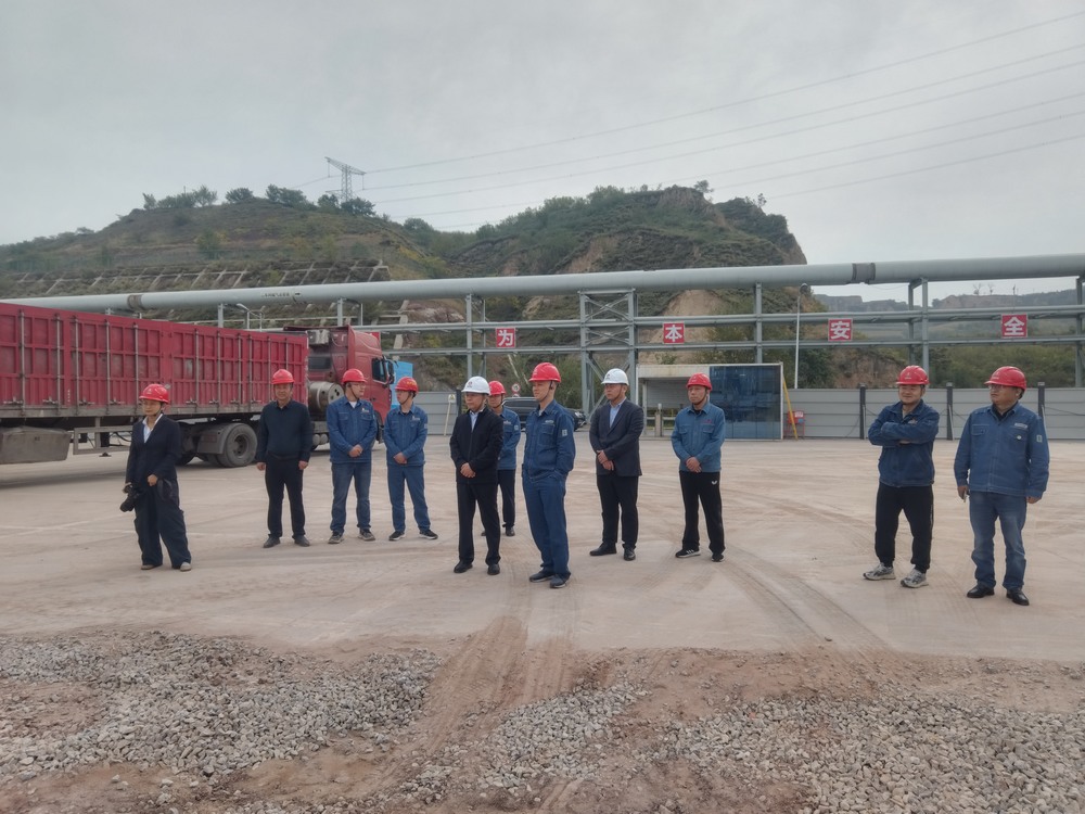 陜煤集團府谷能源開發(fā)有限公司黨委書記、 董事長李寧蒞臨陜西新元潔能有限公司電石廠電池儲能調(diào)峰項目檢查指導工作