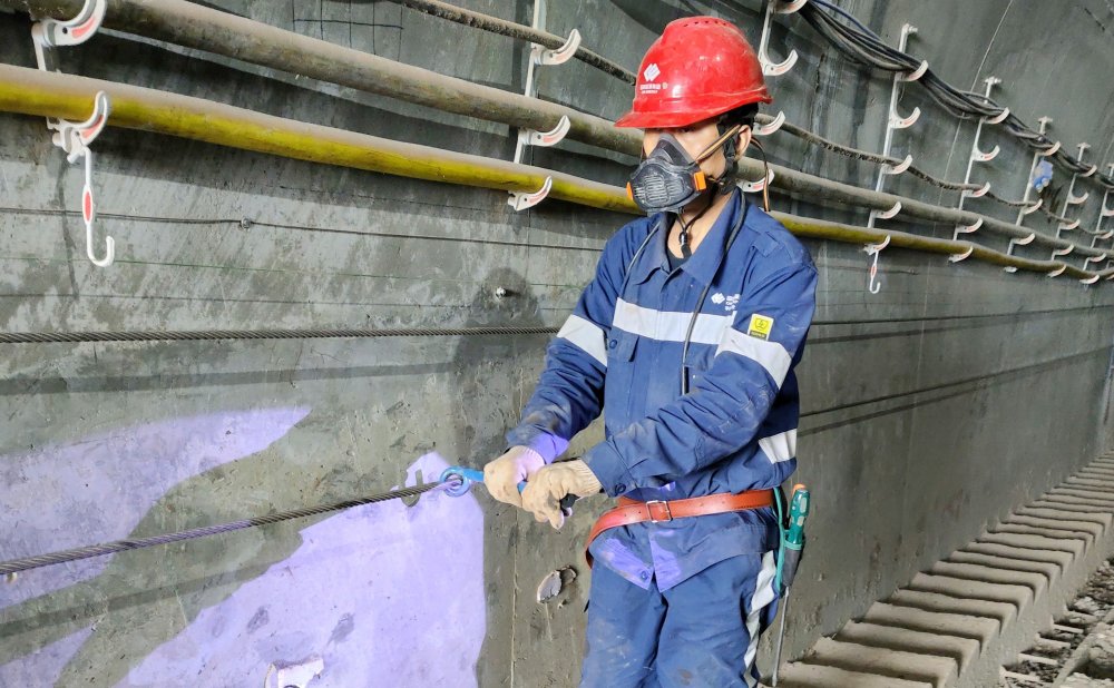 爬坡不用“喘粗氣”！玻璃溝煤礦行人助行裝置投運(yùn)，省力更暖心