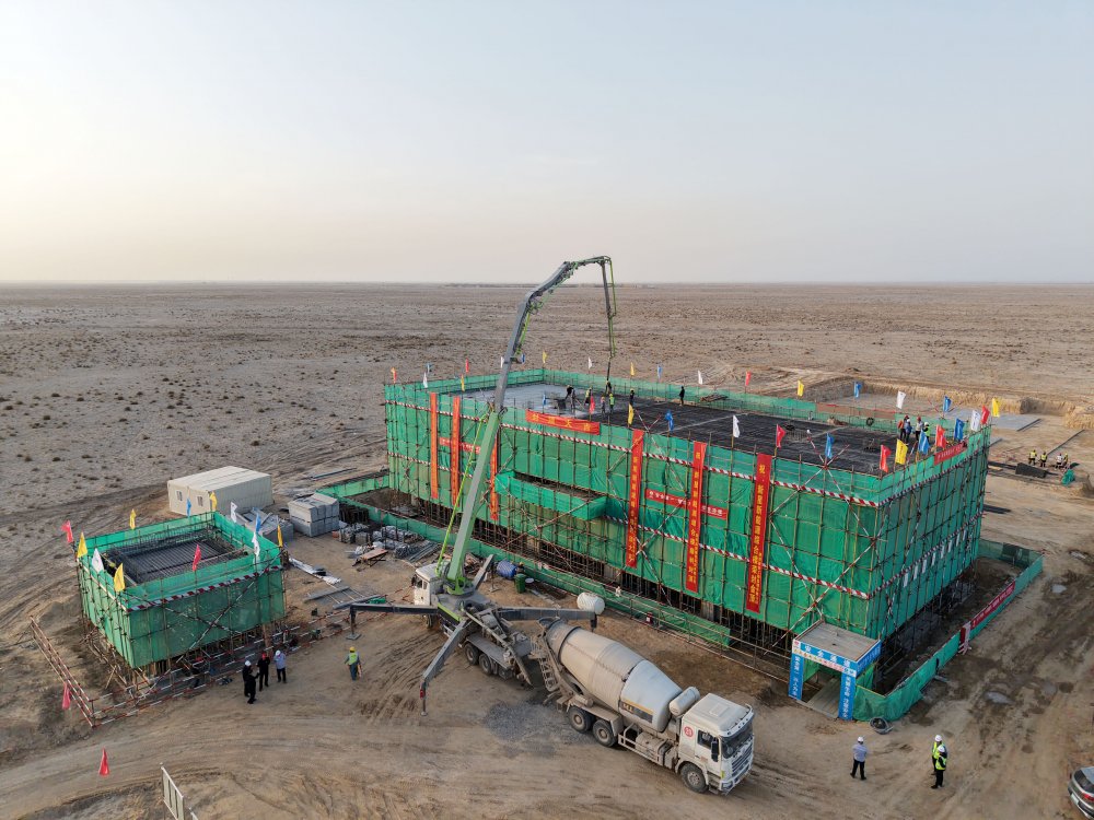 陜煤集團(tuán)新疆公司兵團(tuán)第十三師新星市30萬千瓦光伏發(fā)電項(xiàng)目升壓匯集站生產(chǎn)綜合樓、警衛(wèi)傳達(dá)室順利封頂