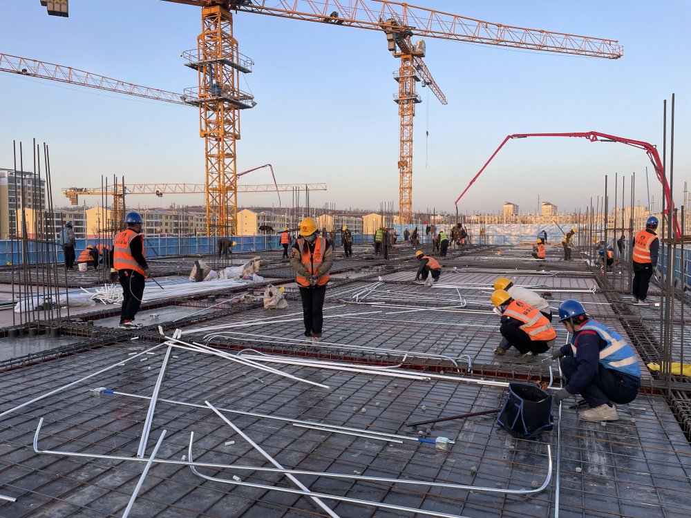 陜煤建設內(nèi)蒙古分公司準旗一中項目部：多工種協(xié)同攻堅 跑出施工“加速度”