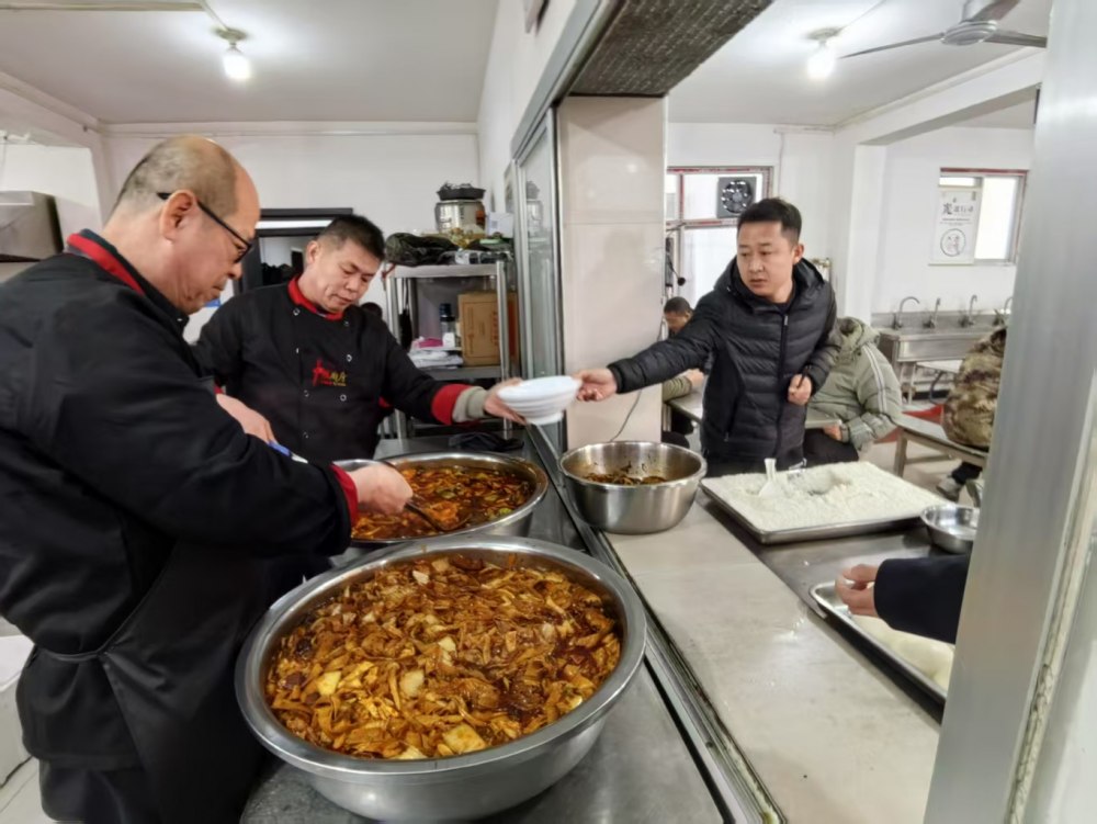 陜煤建設(shè)煤礦運營服務(wù)分公司：一線寒冬，后勤送暖