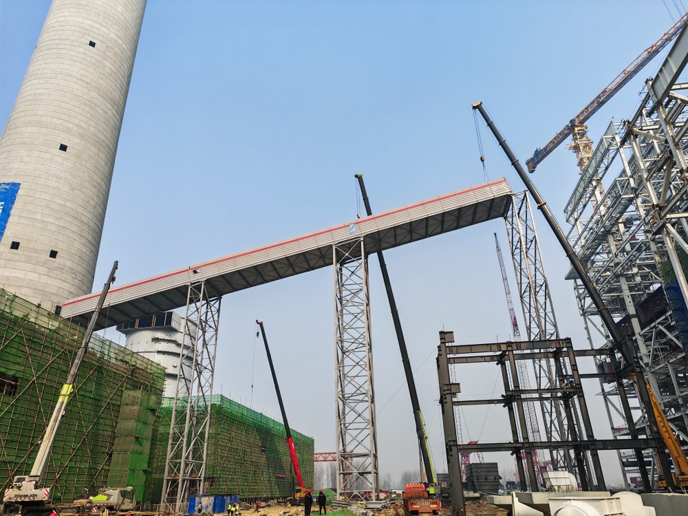 突破“空中走廊”！陜煤建設(shè)韓城分公司土建十六項(xiàng)目部承建的陜煤信陽超超臨界工程裝配式輸煤棧橋建設(shè)再傳捷報(bào)