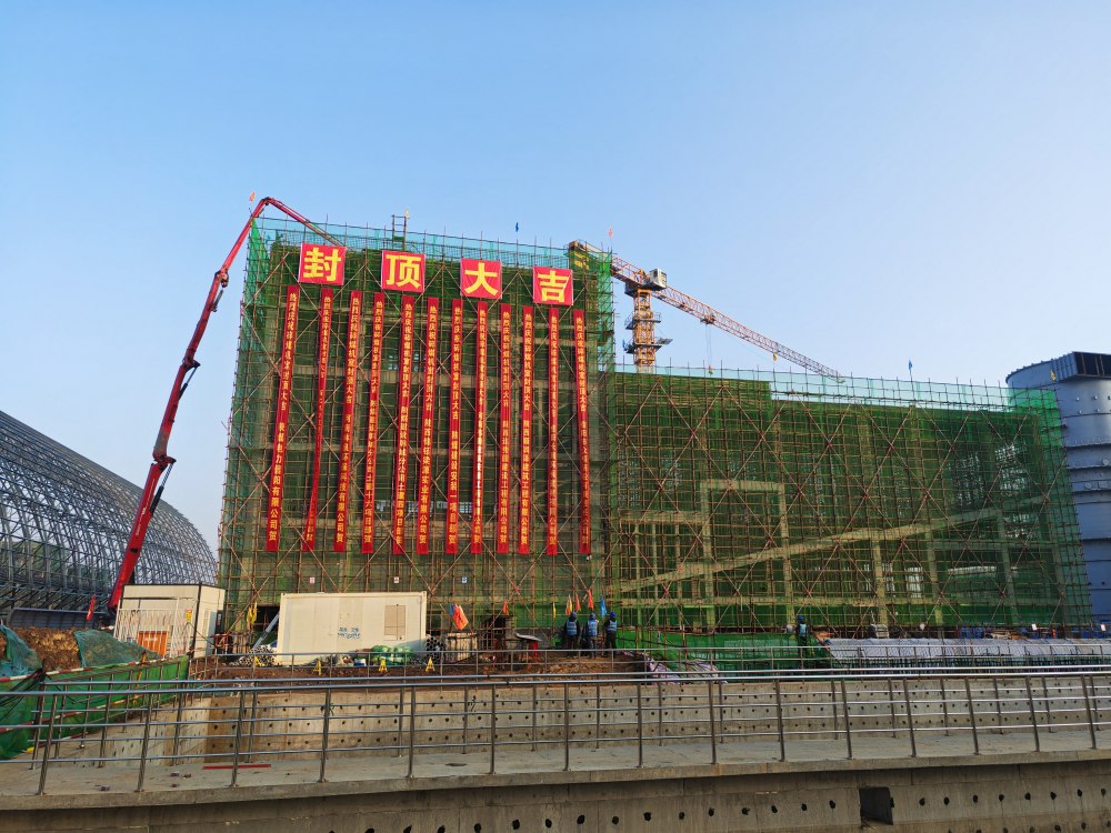 7座“中樞”全線封頂，陜煤建設(shè)韓城分公司土建十六項目部承建的陜煤信陽電廠輸煤“骨架”巍然挺立