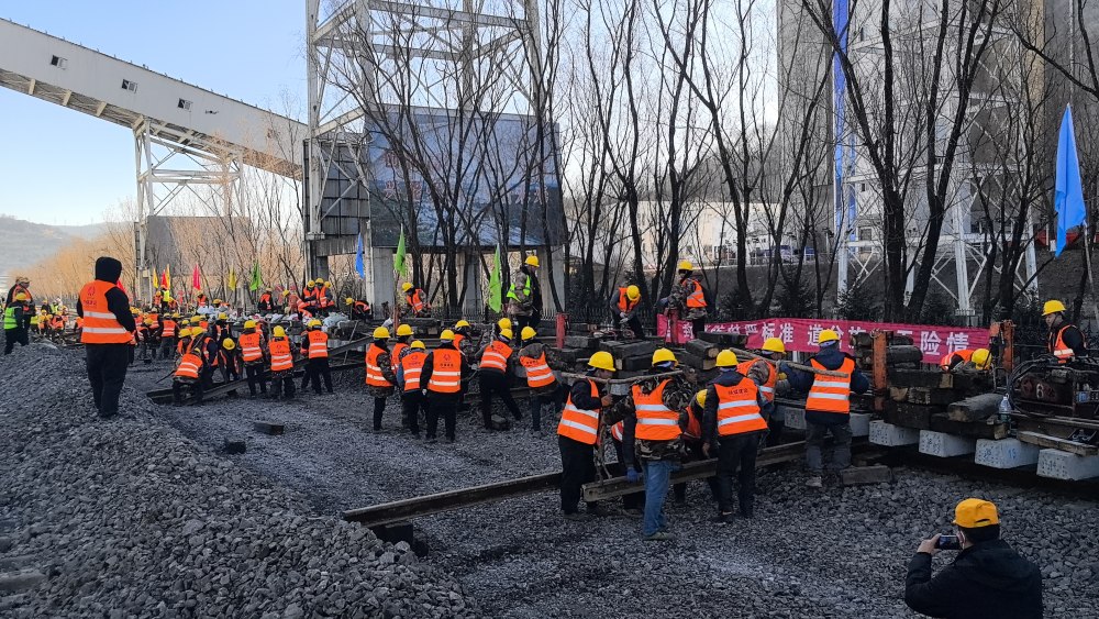 極限挑戰(zhàn)！“天窗”點啃下鐵路道岔施工硬骨頭